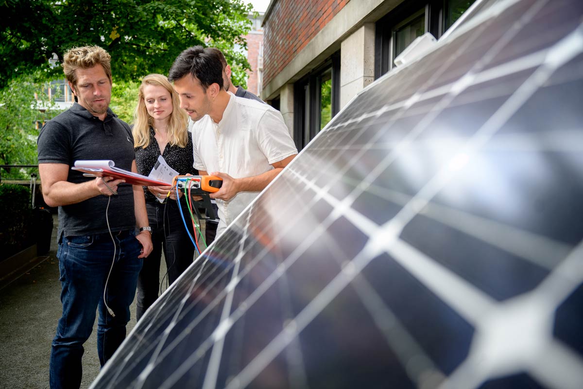 Group of students analizing a solar panel device