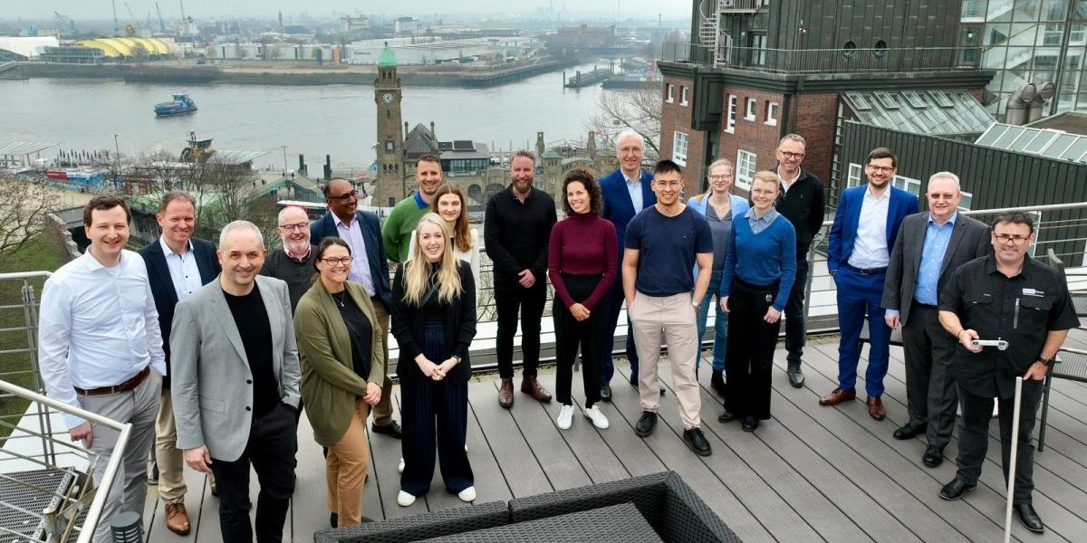 Group picture with Hamburg landscape in the back